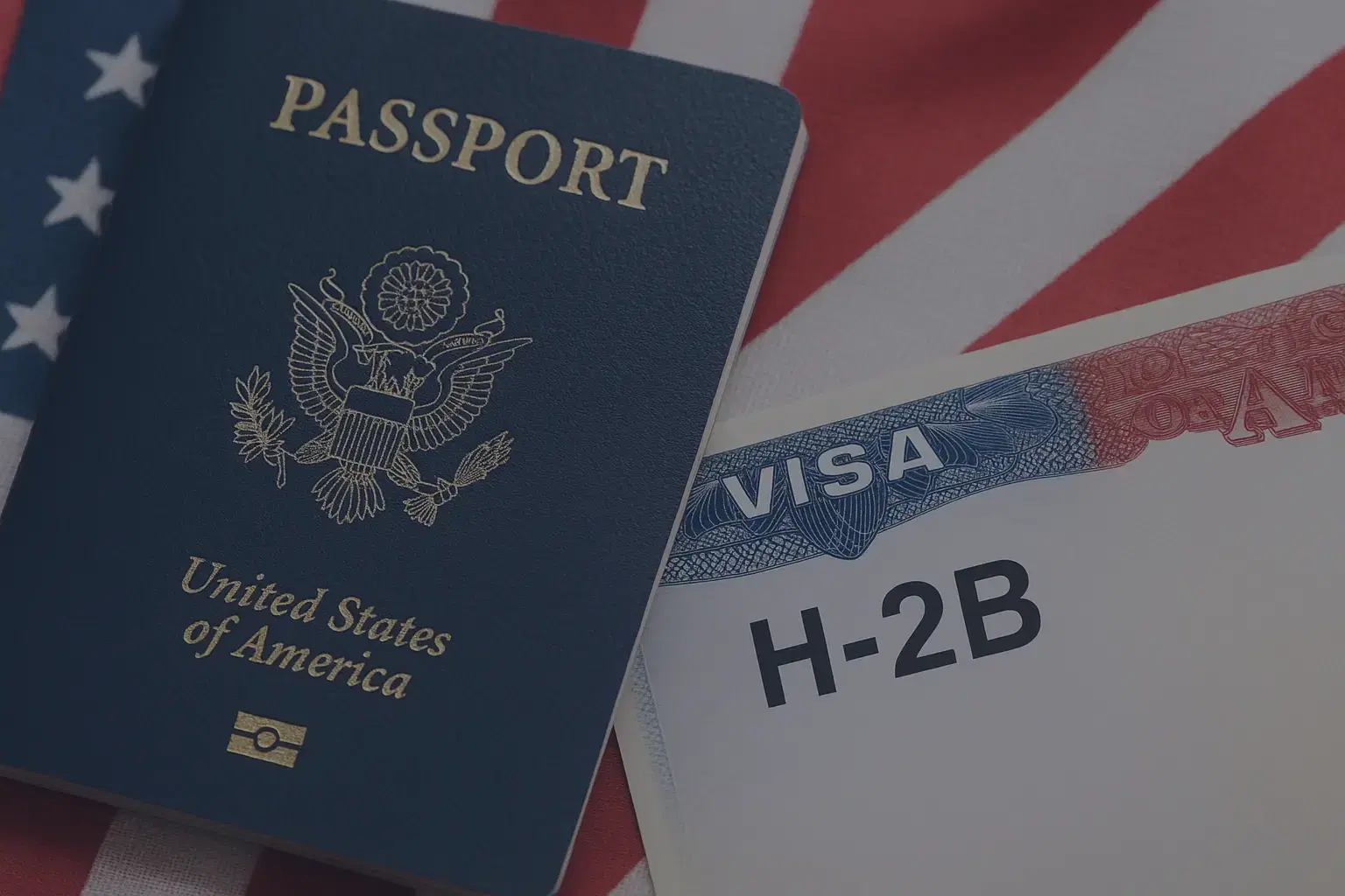 Imagen en primer plano de un documento de visa estadounidense, dos pasaportes azules, un globo terráqueo pequeño y un avión en miniatura sobre una superficie azul clara. El texto superpuesto en blanco dice: “Restricciones de Viaje con la Visa H-2B 2025”.
