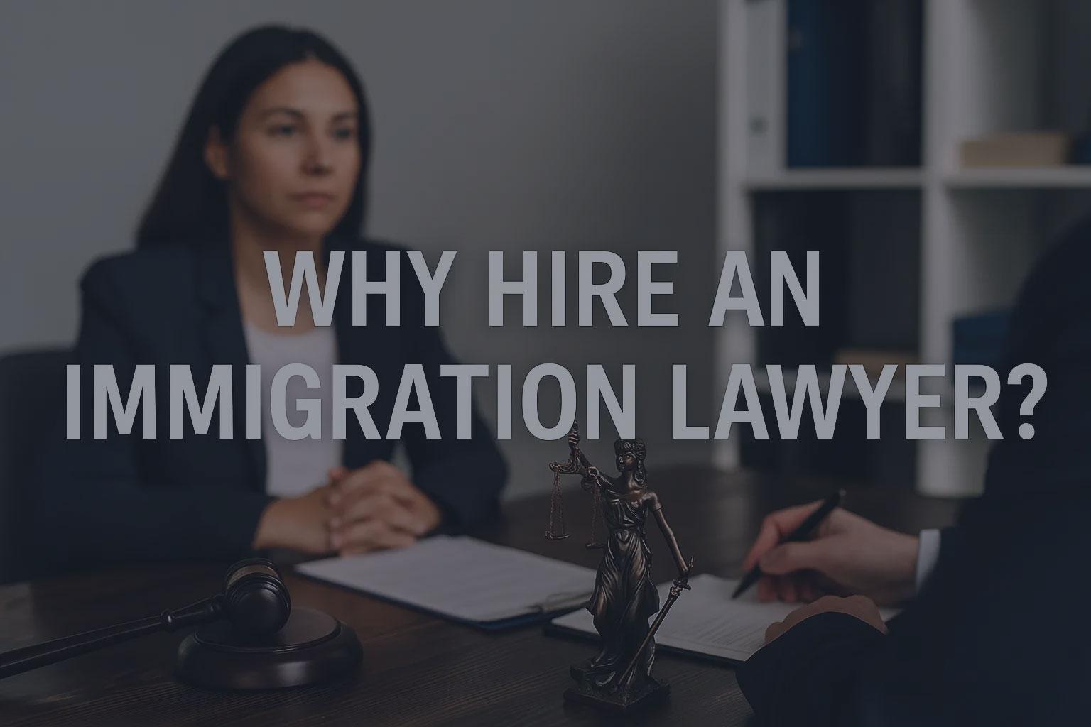Oficina legal profesional con una mujer de saco sentada en un escritorio con documentos legales, un mazo y una estatua de la justicia. El texto superpuesto dice “¿Por qué contratar a un abogado de inmigración?”